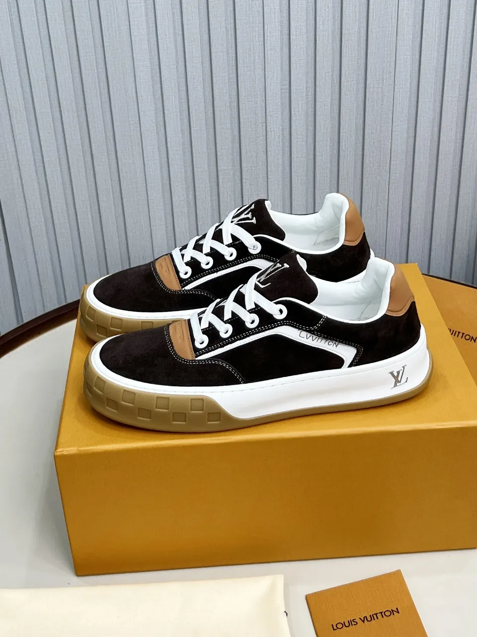 p620💰Men's shoes ❤️❤️❤️Top version LV-Louis Vuitton-Classic catwalk new style Air glue process·Original 1:1 development and reproduction! ! The upper foot is very comfortable. It is made of luxurious materials and fine workmanship. The midsole is printed with English letters "Made in Europe". The upper is made of calfskin imported from Italy. The side is decorated with the brand's LOGO and signature. The latest latex foot pads and mesh lining make the foot feel super comfortable. The original two-color TPU combination outsole is specially provided by the original factory. Bag technology Goodyear stitched edges Fabric: Exclusive custom first-layer cowhide Accessories: Exclusive private model Vuitton logo, lining: Customized silk mesh lining - first-layer silk cowhide lining Outsole: TPU combination outsole wear-resistant, non-slip and anti-yellowing Foot pads: new latex pads-mesh sweat-absorbent Counter technology: fully computerized sewing machine wire drawing Toe box back cover Hot and cold shaping Full set of pull-top last with medium and low logo pattern Code number 39-45
